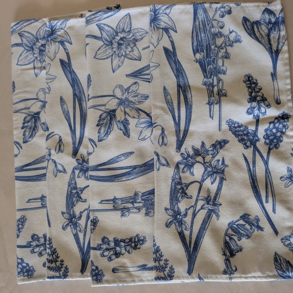 Set Of 4 Cloth Blue And White Spring Floral Napkins